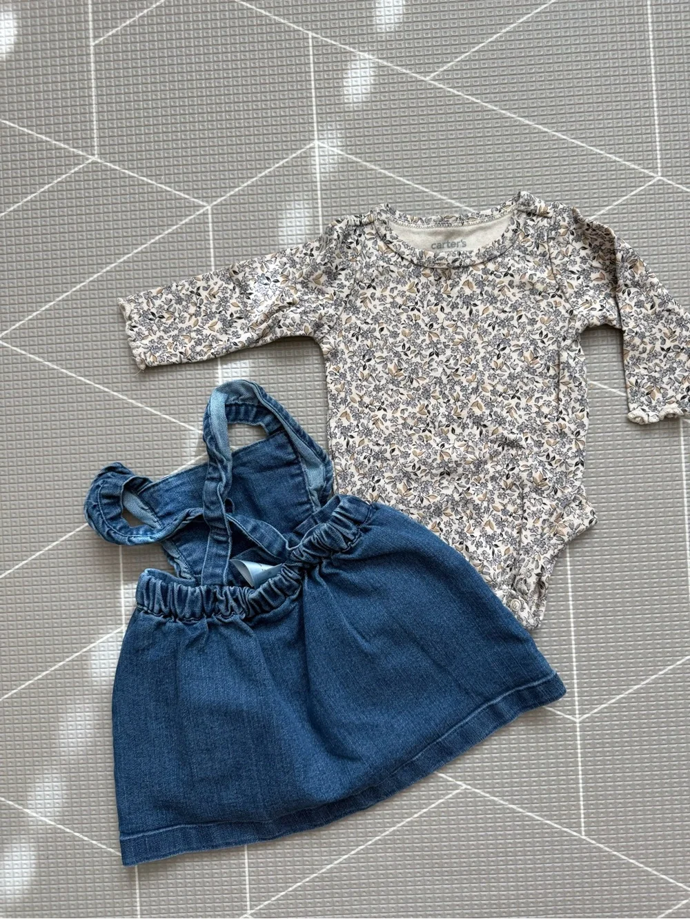 Carter's|Baby girl matching set-Denim Pinafore overalls w ditsy Floral onesie•••
